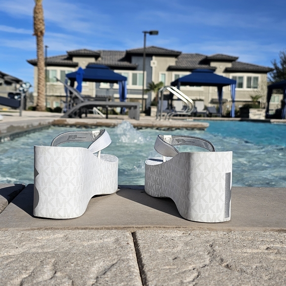 Platform Thong Sandals - Picture 2 of 7